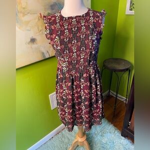 Elastic panel front. Ruffle sleeve dress